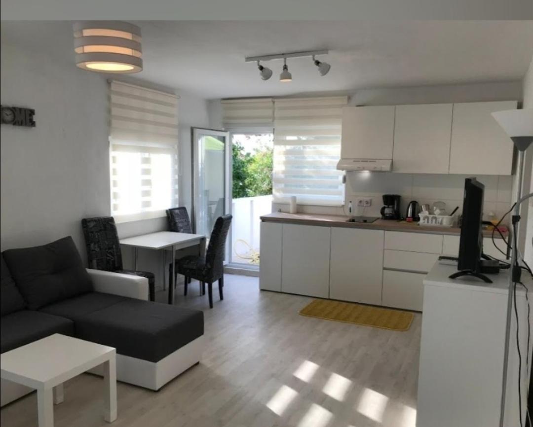 Apartmani Sara Marija Карлобаг Екстериор снимка
